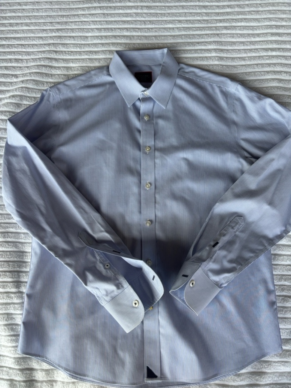 UNTUCKit Men's Light Blue Pinstripe Long sleeved Dress Shirt. Size: Medium